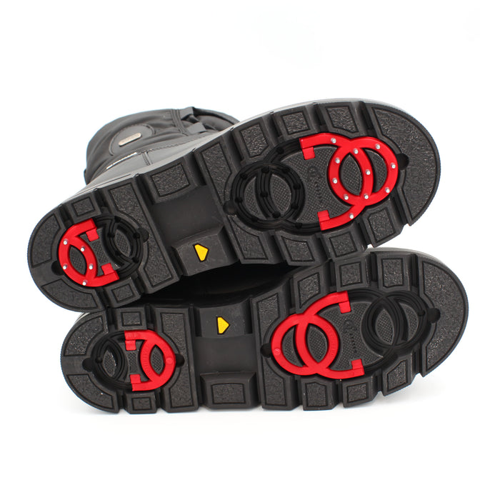 This version of the Taylor in Black, features our signature OC System retractable ice grips built into the sole. Flip them out when it's slippery, tuck them away when it’s not – perfect for switching from snowy pavements to frosty country walks without missing a beat. Buy now at ICEGRIPPER.