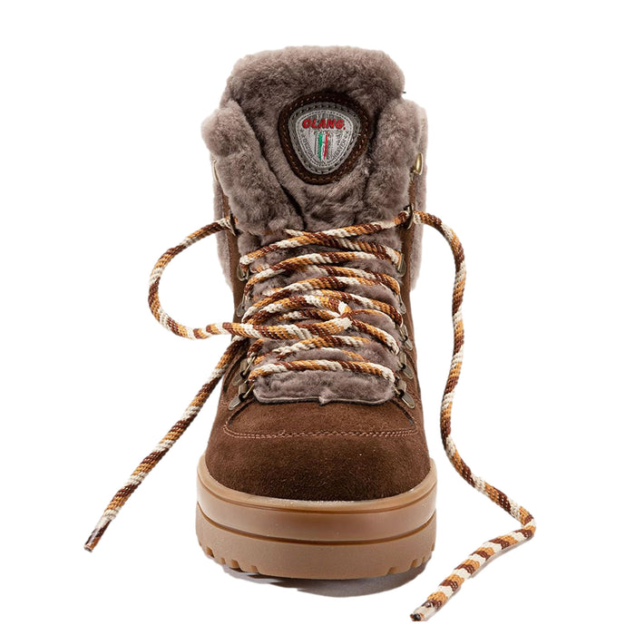 Inspired by the timeless silhouette of a traditional women’s ankle boot, the Ginevra in Coffee elevates the look with premium Hydro Suede uppers and an indulgent Original Shearling lining, collar, and tongue. Inside, your feet stay naturally insulated and supremely comfortable, with a comfort zone down to -30°C. Ginevra also features the revolutionary on/off ice grip, anti slip OC System Soles. Ginevra is ideal for frosty commutes, après-ski evenings, or winter walks. Buy now at ICEGRIPPER.