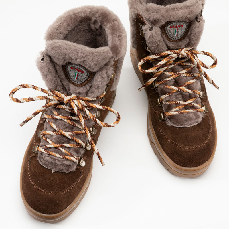 Inspired by the timeless silhouette of a traditional women’s ankle boot, the Ginevra in Coffee elevates the look with premium Hydro Suede uppers and an indulgent Original Shearling lining, collar, and tongue. Inside, your feet stay naturally insulated and supremely comfortable, with a comfort zone down to -30°C. Ginevra also features the revolutionary on/off ice grip, anti slip OC System Soles. Ginevra is ideal for frosty commutes, après-ski evenings, or winter walks. Buy now at ICEGRIPPER.