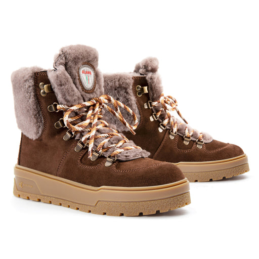 Inspired by the timeless silhouette of a traditional women’s ankle boot, the Ginevra in Coffee elevates the look with premium Hydro Suede uppers and an indulgent Original Shearling lining, collar, and tongue. Inside, your feet stay naturally insulated and supremely comfortable, with a comfort zone down to -30°C. Ginevra also features the revolutionary on/off ice grip, anti slip OC System Soles. Ginevra is ideal for frosty commutes, après-ski evenings, or winter walks. Buy now at ICEGRIPPER.